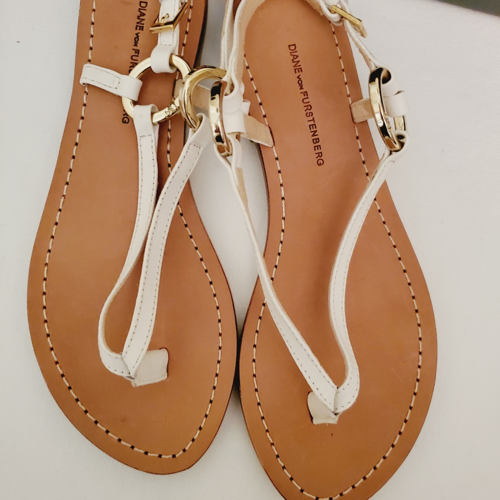 Diane Von Furstenberg NWOT White Leather T-Strap Sandals with Gold Hardware